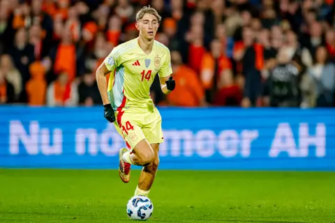 كومان ساخرا: هويسن يشبهني في لون الشعر فقط.. ومن حقه اختيار إسبانيا